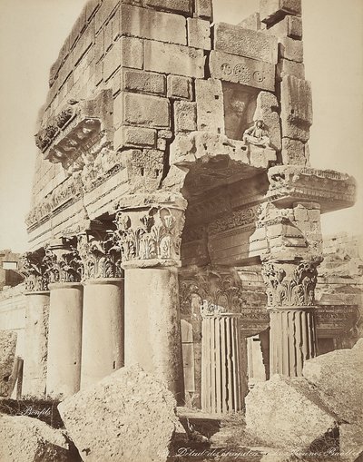 Detalle del pronaos del Templo de Baco, en la zona arqueológica de Heliópolis o Baalbek, antigua ciudad siria, ahora Líbano de Félix Bonfils