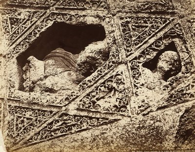 Detalle de la decoración escultórica en un templo, en la zona arqueológica de Heliópolis o Baalbek, antigua ciudad siria, ahora Líbano de Félix Bonfils