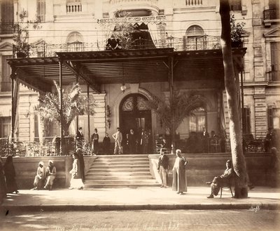Entrada al Hotel Shepheard en El Cairo de Félix Bonfils