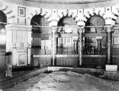 Interior de la Mezquita de Omar en Jerusalén. Dos filas de pilares y columnas de mármol rodean la roca sagrada para los judíos y los musulmanes de Félix Bonfils