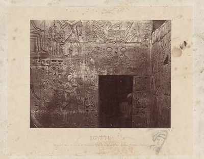 Hombre en een deuroopening en de temple van Ramses III en Egipto Esculturas en el Templo de Ramsés III, en la parte posterior del segundo patio, a la derecha (Karnak) - Tebas (título sobre el objeto) Egipto (título de la serie sobre el objeto) de Félix Bonfils