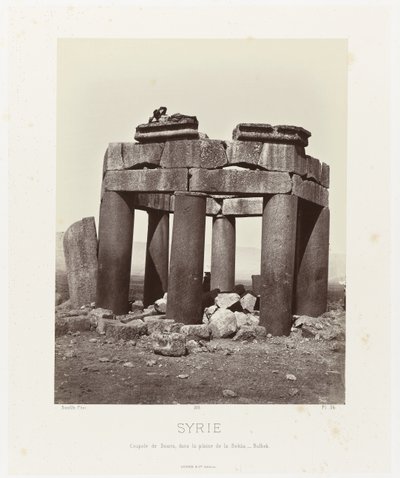 Hombre op por qubba van Douris, nabij Baalbek Siria. Cúpula de Douris, en la llanura de Bekàa - Balbek (título sobre objeto) Arquitectura antigua: Egipto, Grecia, Asia Menor: Álbum de fotos (título de la serie) de Félix Bonfils