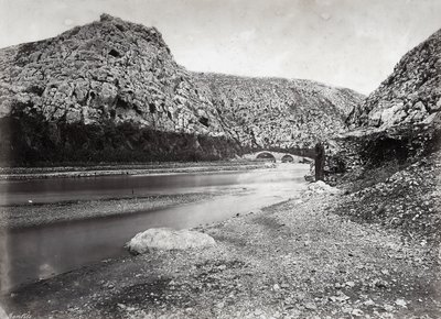 "Nahr el-Kalb" (el río del perro) entre las montañas del Líbano, cerca de Beirut, en Palestina de Félix Bonfils