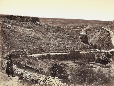 Vista panorámica del Valle de Cedrón o Josafat, con la Tumba de Absalón, en las afueras de Jerusalén. Un hombre está mirando la vista desde la calle de Félix Bonfils