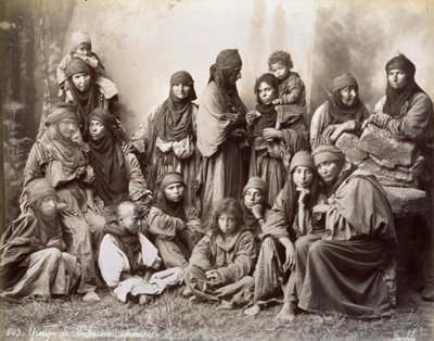 Retrato de un grupo de beduinos sirios con vestimenta étnica humilde de Félix Bonfils