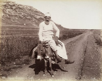 Retrato de un campesino de los alrededores de Haifa. El hombre está montado en un burro de Félix Bonfils