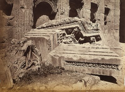 Ruinas de un friso del Templo de Júpiter o Templo del Sol, en la zona arqueológica de Heliópolis o Baalbek, antigua ciudad siria, ahora Líbano de Félix Bonfils