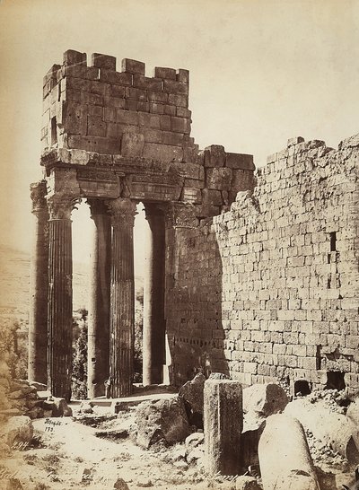 Las ruinas del Templo de Júpiter o del Sol, en la zona arqueológica de Heliópolis o Baalbek, antigua ciudad siria, ahora Líbano de Félix Bonfils