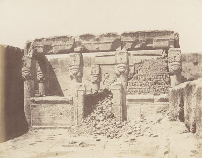 Dendérah Tentyris, Templo de Athôr - Santuario Colocado en el Ángulo Sur-O..., 1851-52, impreso 1853-54 de Félix Teynard