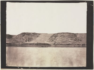 Vista general de los monumentos excavados en la roca con Dahabieh del fotógrafo. Abu Simbel de Félix Teynard