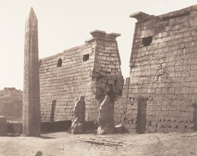 Luxor Tebas, Construcción anterior - Pilón, Colosos y Obelisco de Félix Teynard