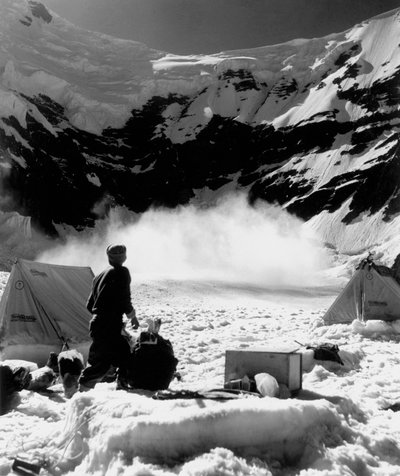 Campamento base y avalancha cercana A 5100 m. de Fosco Maraini