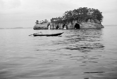 Entre las islas de Matsushima, cerca de Sendai de Fosco Maraini