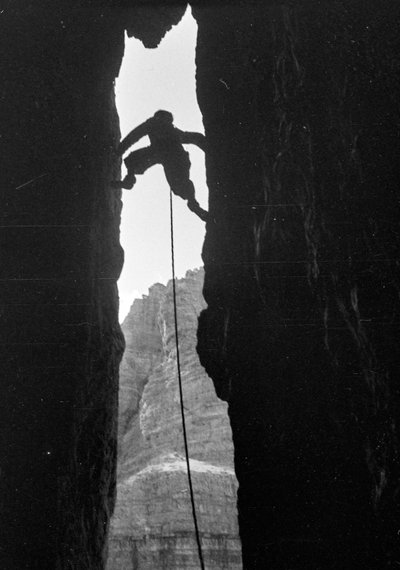 Dolomitas: escalador en el Dülfer de Cima Grande di Lavaredo de Fosco Maraini