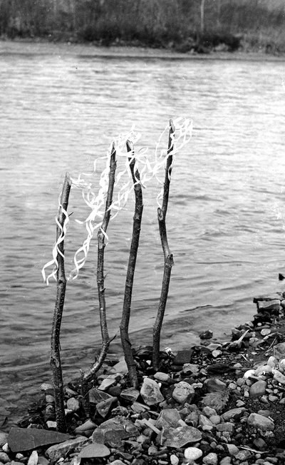 Nibutani: oración a los Kamui en el río Saru de Fosco Maraini