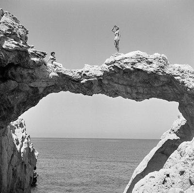 Arco de roca sobre el mar en Aspra de Fosco Maraini