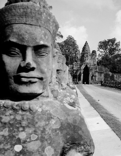 Estatua en la calle de acceso en Angkor Espina en Cambogia de Fosco Maraini