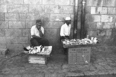 Vendedores ambulantes en una calle de Jerusalén de Fosco Maraini