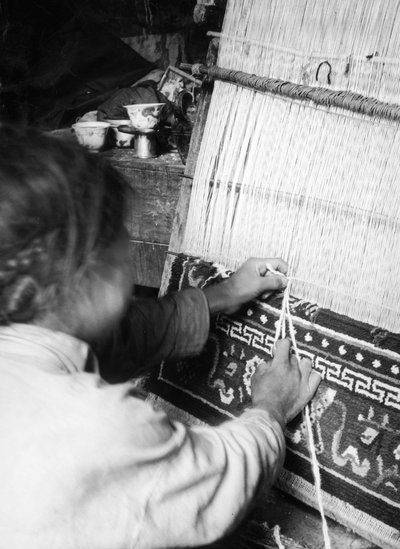 La tejedora de alfombras, Gyantsé, Tíbet de Fosco Maraini