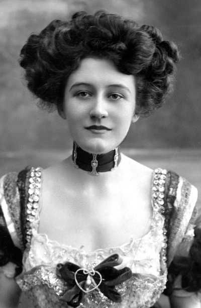 Elizabeth Firth, actriz, 1908 de Foulsham and Banfield