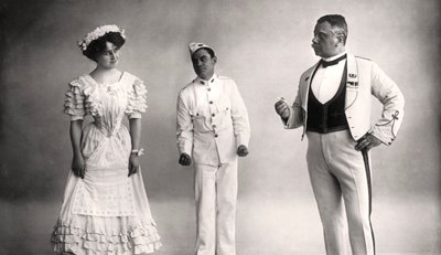 Florence Jameson, Reginald Switz y Alfred Clarke en una escena de La Luna Azul, siglo XX de Foulsham and Banfield