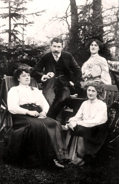 Zena 1887-1975 y Phyllis Dare 1890-1975, actrices inglesas, con sus padres, 1906 de Foulsham and Banfield
