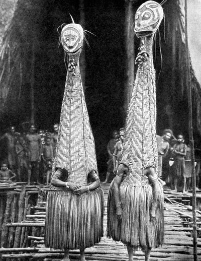 Máscaras y visores de duendes usados como ayudas de belleza, Papúa, Nueva Guinea, 1936 de Fox Photos