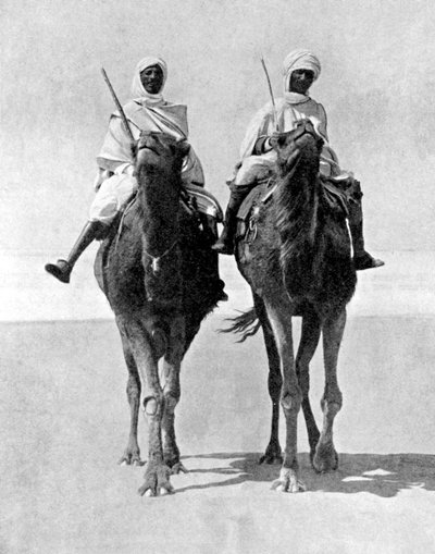 Dos árabes montando camellos en el desierto del Sahara, África, 1936 de Fox Photos