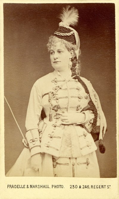La Grande-Duchesse de Gérolstein" de Offenbach (opéra-bouffe) con Emily Soldene, que interpretó el papel en la producción londinense de 1867 (Covent Garden) de Fradelle & Marshall