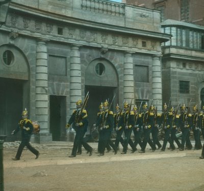 Cambio de guardia en el Palacio, Estocolmo, Suecia, finales del siglo XIX-principios del siglo XX de Fradelle and Young
