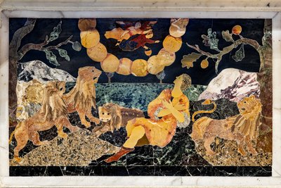 El altar mayor, dotado de dos mesas, está coronado por un grandioso tabernáculo de mármol de Francesco Antonio Corbarelli