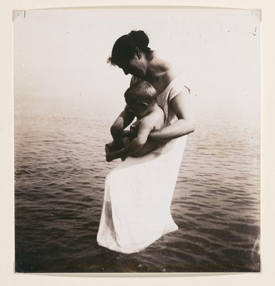 Montaje de mujer con bebé y mar de fondo de Francesco Michietti