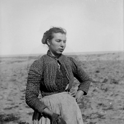 Retrato de un joven campesino con vestimenta tradicional, Abruzos, Italia, hacia 1900 (fotografía en blanco y negro) de Francesco Paolo Michetti