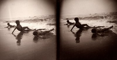 Tres niños en la costa, Abruzzo, c.1890-1900 (impresión en plata gelatina) de Francesco Paolo Michetti