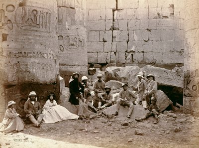 Fotografía de grupo en el Salón de las Columnas, Karnak, Egipto de Francis Bedford