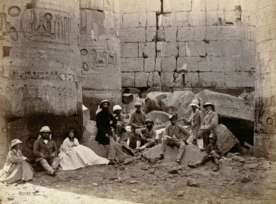 Fotografía de grupo en el Salón de las Columnas, Karnak, Tebas, 1862 de Francis Bedford