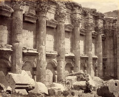 Pared norte del interior del templo de Júpiter, con las columnas estriadas, Baalbek de Francis Bedford