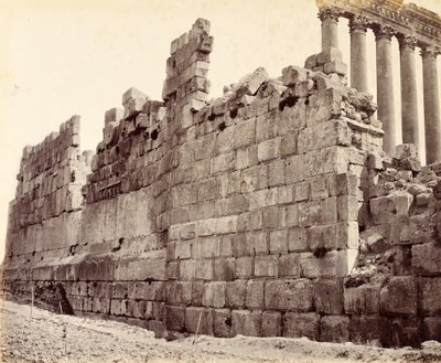 Extremo occidental del muro exterior del Templo del Sol, Baalbek de Francis Bedford