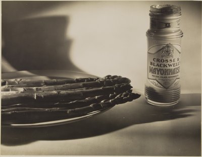 [Bodegón con espárragos y tarro de mayonesa] de Francis Bruguière