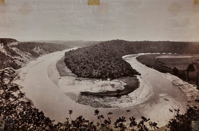 Un meandro en un río, en Gran Bretaña, probablemente en Gales, cuyo curso ha formado una curva en horquilla de Francis Frith