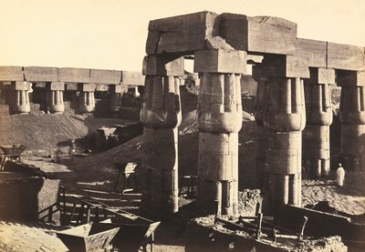 "Egipto y Palestina": columnata del patio del festival de Amenhotep III en el templo de Luxor (El-Uqsor), Egipto de Francis Frith