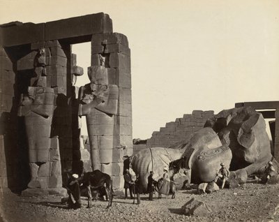 Fallen Statue at the Ramesseum, Thebes de Francis Frith