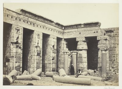 Patio interior de Medinet Habbo, Tebas de Francis Frith