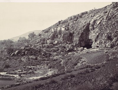 Fuente principal del Jordán, fluyendo desde una cueva cerca de Banias, cerca del sitio de..., ca. 1857 de Francis Frith