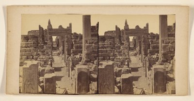 [Ruinas con figuras talladas en las paredes en primer plano] de Francis Frith