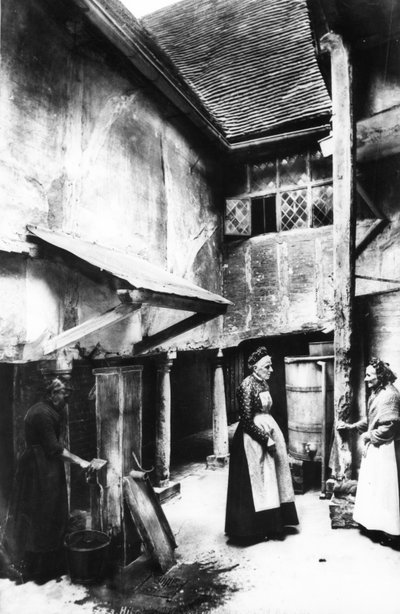 El patio interior de The Biggin, Hitchen, 1903 de Francis Frith