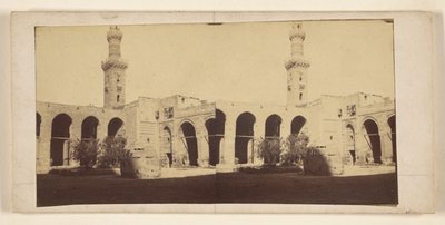 [Vista del edificio con torre alta, tumba en el patio] de Francis Frith