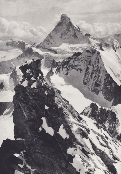Alpes Peninos: Un gendarme en el Zinal Rothhorn (foto en blanco y negro) de Francis Sydney Smythe
