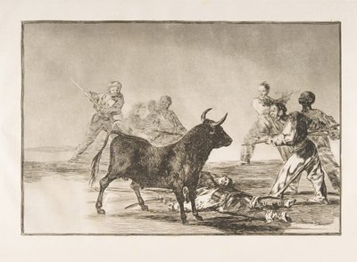 Placa 12 de la Tauromaquia: La multitud corta los tendones del toro con lanzas, hoces, banderillas... de Francisco de Goya