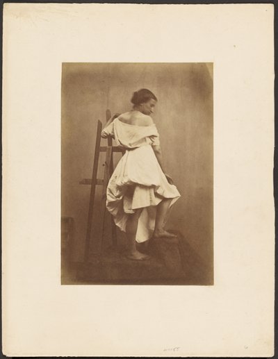 Modelo con vestido blanco y caballete de Franck Chavassaigne
